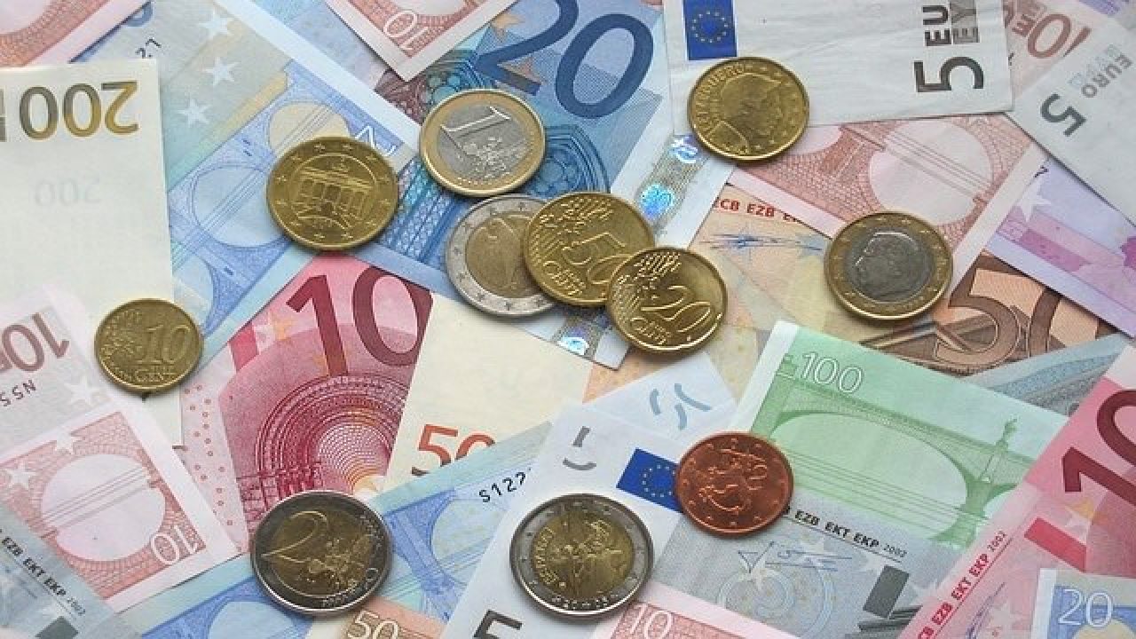 Il ` S Del Nuovo Anno Dell'imballaggio E Carta Del Regalo Di Natale Anneriscono 125511957